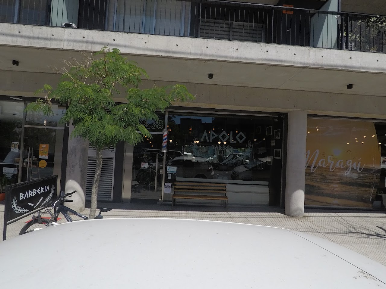 Vista de la calle de Apolo Barber Club en Villa Urquiza